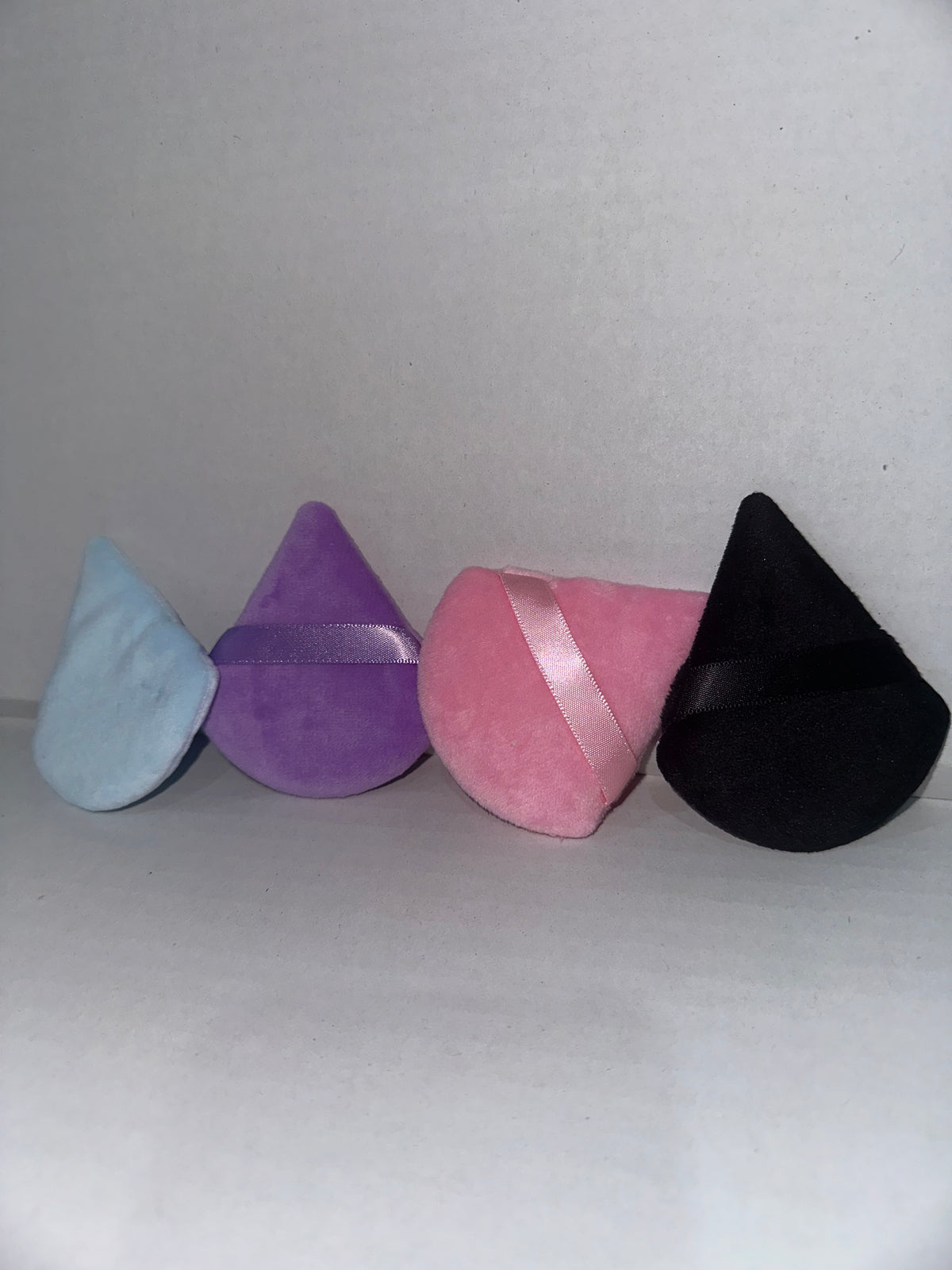 Triangular powder puffs