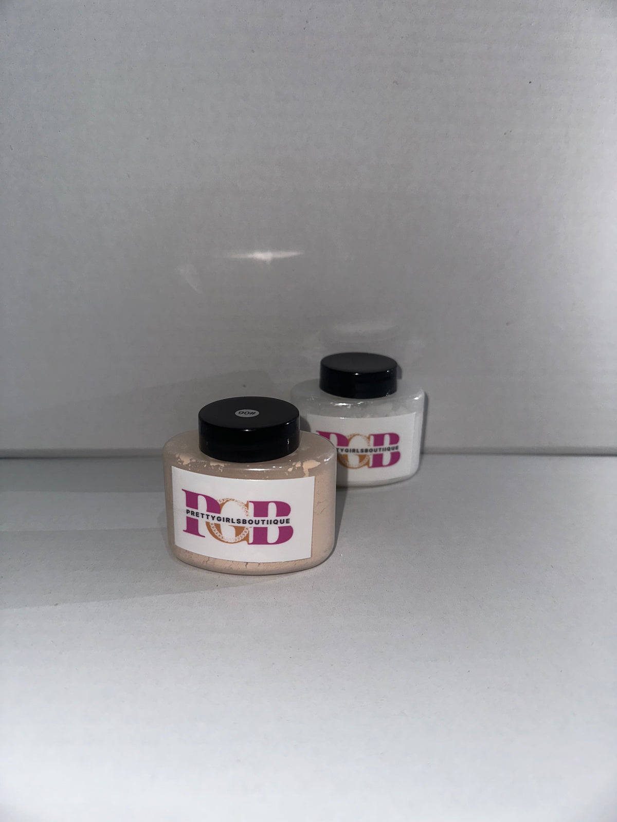 Matte Loose Setting Powder—lock in your look, crush shine, and conquer the day with long-lasting, flawless coverage.