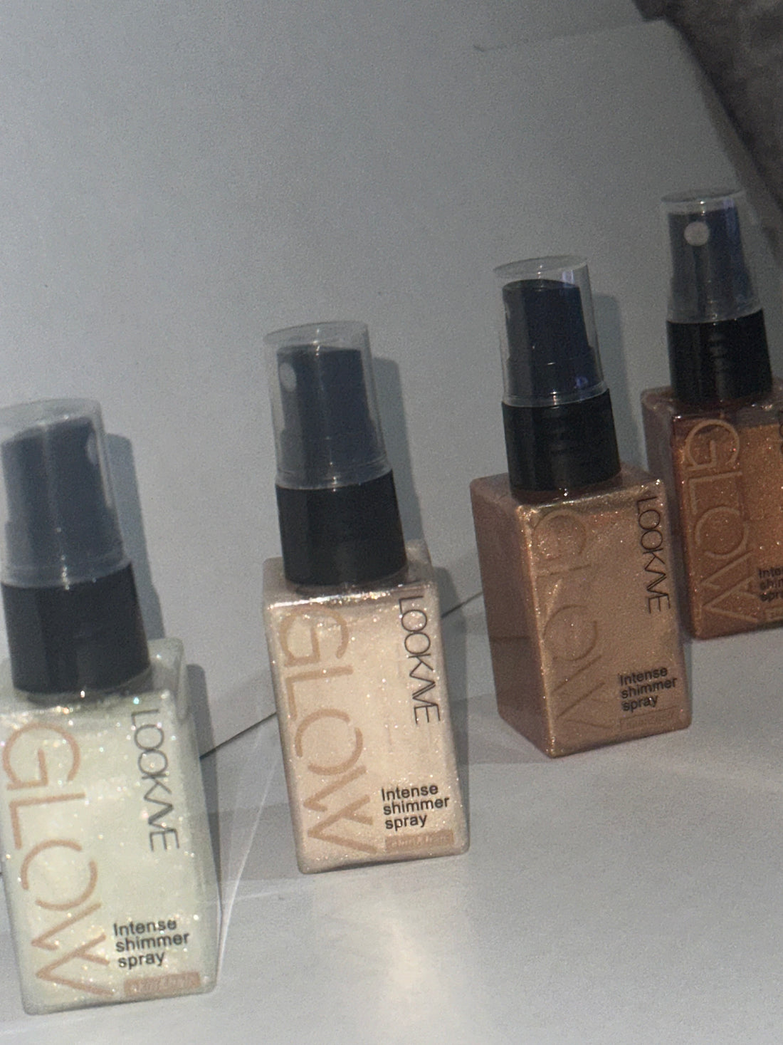 Shimmering highlighter sprays