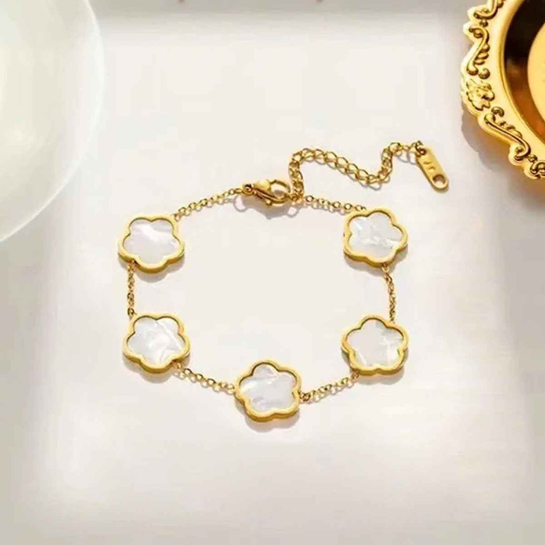 Stainless Steel Parthenocissus Grass Electroplated Shell 18K Gold Plated Simple Style O-Shaped Chain earrings. In black and white.