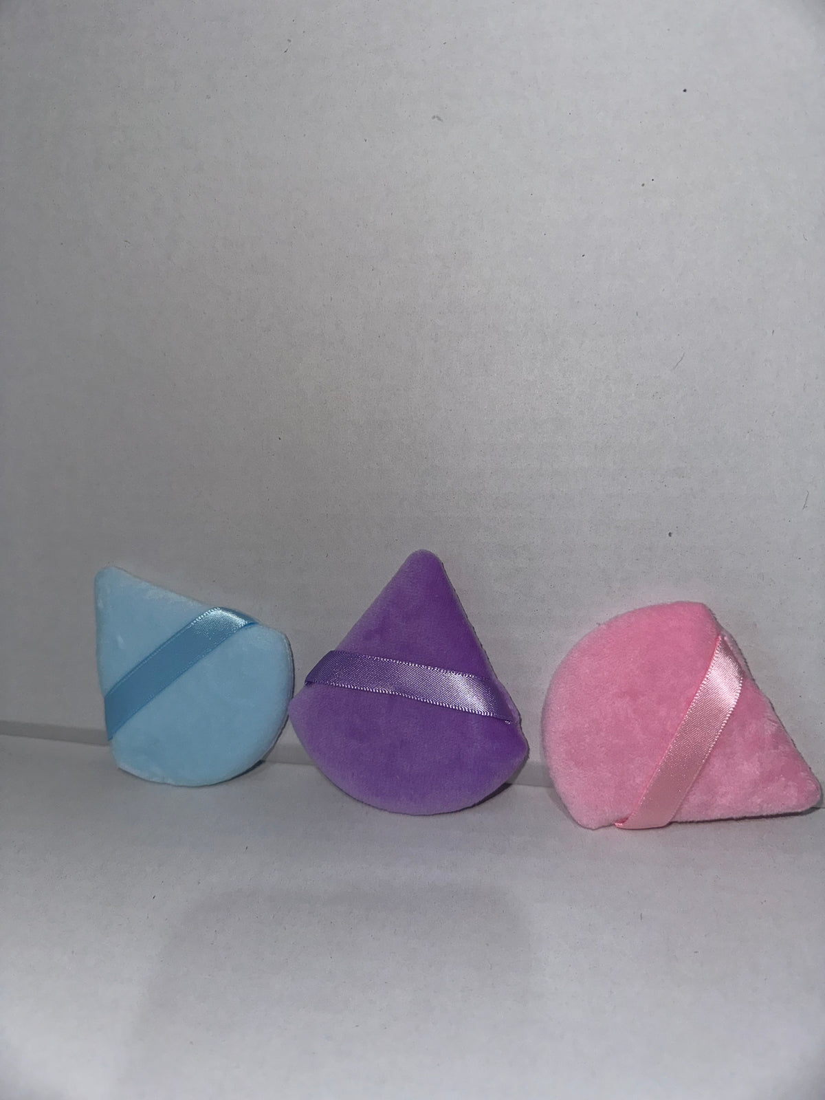 Triangular powder puffs